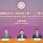 　昨年１月、記者会見する香港政府トップの李家超行政長官（中央）ら＝香港（香港政府提供・共同）