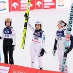 　Ｗ杯ジャンプ女子個人第１戦で優勝し、喜ぶ丸山希（中央）＝リレハンメル（共同）