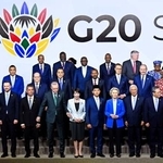 　Ｇ２０サミットで記念撮影に臨む高市首相（前列左から５人目）ら＝２２日、南アフリカのヨハネスブルク（ゲッティ＝共同）