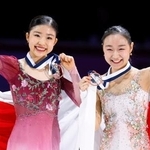 　女子で優勝した千葉百音（左）と３位に入った松生理乃＝ヘルシンキ（共同）