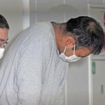 　送検のため、警視庁赤坂署を出る大津陽一郎容疑者＝２３日午前９時２１分