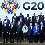 　Ｇ２０サミットに集まった高市首相（前列左から５人目）と各国首脳ら＝２２日、ヨハネスブルク（ゲッティ＝共同）