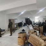 　ＫＫパークの特殊詐欺拠点に乗り込むミャンマー軍の兵士＝１０月１９日、ミャワディ近郊（ＡＰ＝共同）