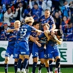 　長崎-水戸　前半、新井（手前中央）の先制ゴールを喜ぶ長崎イレブン＝ピースタ