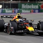 　Ｆ１ラスベガスＧＰで走行するレッドブルの角田裕毅＝米ネバダ州ラスベガス（ロイター＝共同）