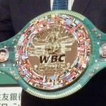 　ＷＢＣが今回の試合のために作製した特注ベルト。真ん中によろいかぶと姿の侍が彫られている＝２３日、東京都文京区