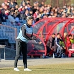 　ＪＦＬ大分戦でチームを鼓舞する鈴鹿・三浦＝クラサスサッカー・ラグビー場