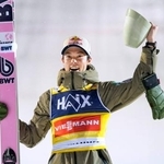 　Ｗ杯ジャンプ男子個人第２戦で今季初勝利し、ポーズをとる小林陵侑＝リレハンメル（共同）