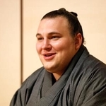 　大相撲九州場所での初優勝から一夜明け、記者会見する安青錦＝２４日午前、福岡県久留米市の安治川部屋宿舎