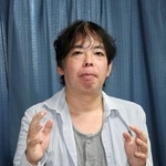 　取材に応じる京都府立大の横道誠准教授＝９月、京都市