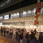 　ソウルの繁華街・弘大で、中国人排斥を訴えるデモに参加する人たち＝２２日（共同）