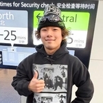 　Ｗ杯開幕戦を前に羽田空港で取材に応じるスノーボード男子の長谷川帝勝＝２４日