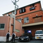 　火災のあった菓子工場兼住宅＝２４日午後、東京都足立区