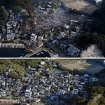 　大規模火災で５万平方メートル近くが焼けた大分市佐賀関の現場（上、１９日）。発生前には、山と海に囲まれた土地に多くの住宅が立ち並んでいた（下、２０１９年１２月）