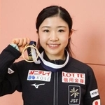 　帰国し、撮影に応じるフィギュアスケート女子の千葉百音＝２４日、関西空港