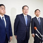 　東京電力柏崎刈羽原発を視察し、記者団の取材に応じる公明党の斉藤代表（中央）ら＝２４日午後、新潟県刈羽村