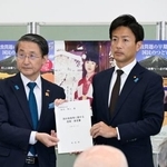 　鳥取県の平井伸治知事（左）から拉致問題の完全解決を求める要望書を受け取る鈴木隼人内閣府副大臣＝２４日午後、鳥取県米子市