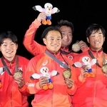 　男子４００メートルリレーで金メダルを獲得し、笑顔を見せる（左から）岡本隼、佐々木琢磨、冨永幸佑、坂田翔悟＝駒沢陸上競技場