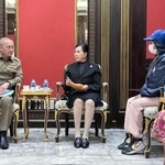 　少女の関係者と面会するタイ警察のタッチャイ副長官（左端）＝２４日、バンコク（共同）