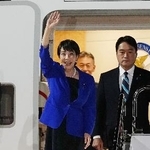 　南アフリカでのＧ２０サミット出席を終え、羽田空港に到着した高市首相＝２４日夜