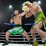 　４回、那須川天心を攻める井上拓真（左）＝トヨタアリーナ東京