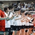 　手話で君が代を表現するバレーボール男子日本代表＝１７日、駒沢体育館