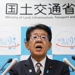 　記者会見する金子国交相＝２５日午前、国交省