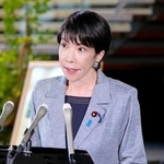 　トランプ米大統領との電話会談を終え、記者団の取材に応じる高市首相＝２５日午前、首相官邸