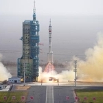 　宇宙船「神舟２２号」を搭載し打ち上げられたロケット「長征２号Ｆ遥２２」＝２５日、中国・酒泉衛星発射センター（新華社＝共同）