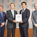 　国立劇場の早期開場を求める要望書を、松本文科相（右から２人目）に手渡す人間国宝の片岡仁左衛門さん。左端は中村歌六さん、右端は中村梅玉さん＝２５日午前、文科省