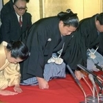 　１９９３年１月、大関昇進を伝えられ、決意を述べる貴花田改め貴ノ花（中央）＝東京都中野区