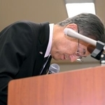 　記者会見の冒頭、謝罪し頭を下げる福井県の杉本達治知事。辞職の意向を表明した＝２５日午後、福井県庁