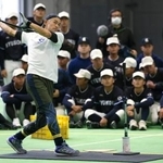 　打撃を披露するイチローさん＝２５日、福岡県宮若市