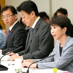 　「政労使会議」であいさつする高市首相（右端）＝２５日午後、首相官邸