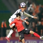 　町田-江原　後半、ヘディングで競り合う町田・望月（上）＝春川（共同）