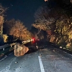 　熊本県阿蘇地方で発生した地震で、落石があった県道＝２５日夜、熊本県産山村（同村提供）