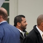 　ホワイトハウスで恒例「七面鳥恩赦式」に出席したＦＢＩのパテル長官（中央）＝２５日、ワシントン（ロイター＝共同）