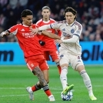 　ベンフィカ戦の前半、競り合うアヤックスの板倉（右）＝アムステルダム（共同）