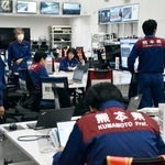 　熊本県阿蘇地方の地震から一夜明け、被害状況を確認する県の災害警戒本部＝２６日午前、熊本県庁