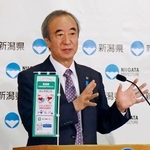 　表明後初となる記者会見をする花角英世新潟県知事＝２６日午前、県庁