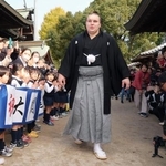 　大関昇進が決まり、園児らに祝福される安青錦＝２６日午前、福岡県久留米市