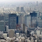 　東京駅周辺に林立するビル群。数多くの企業が入る＝２０２３年