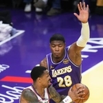 　クリッパーズ戦で相手をマークするレーカーズの八村＝ロサンゼルス（ＡＰ＝共同）