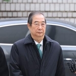 　２６日、公判のためソウル中央地裁に入る韓悳洙前首相（聯合＝共同）