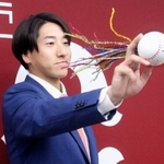 　契約更改交渉を終え写真撮影に応じる巨人の大勢＝２６日、東京都内の球団事務所