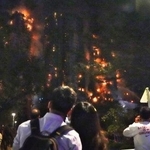 　大規模な火災が起きた香港北部・新界地区の高層住宅群＝２６日（共同）