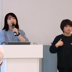 　「東日本大震災・原子力災害伝承館」で震災の経験を語る小泉良空さん（左）と手話通訳の高橋富士子さん＝２４日、福島県双葉町