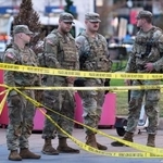 　２６日、米首都ワシントン中心部のホワイトハウス近くで警戒に当たる州兵（ＡＰ＝共同）