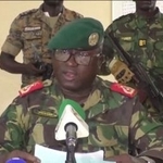 　ギニアビサウの首都ビサウで発言する軍報道官＝２６日（ロイター＝共同）