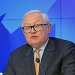 　２６日、モスクワで記者会見するロシアのリャプコフ外務次官（共同）